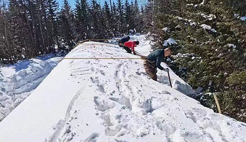 景區(qū)運(yùn)營三部開展備戰(zhàn)“五一”突擊清雪工作